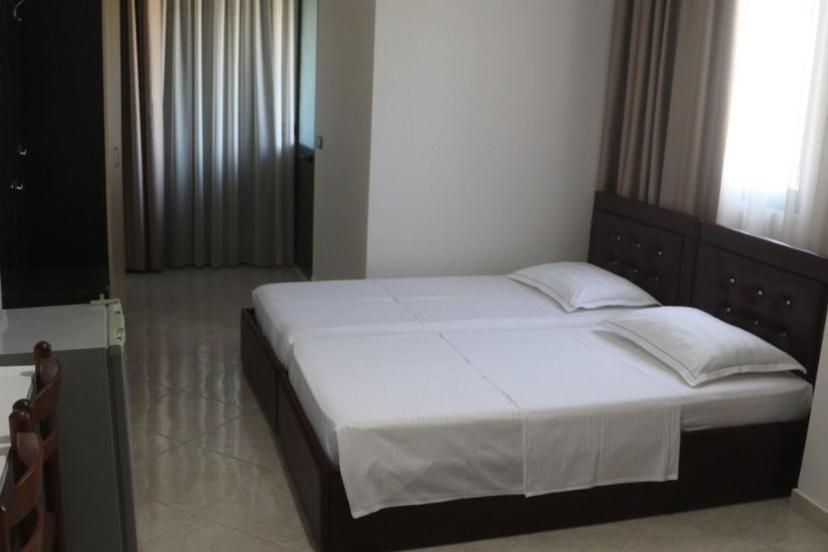 Hotel Tirona Durrës 外观 照片
