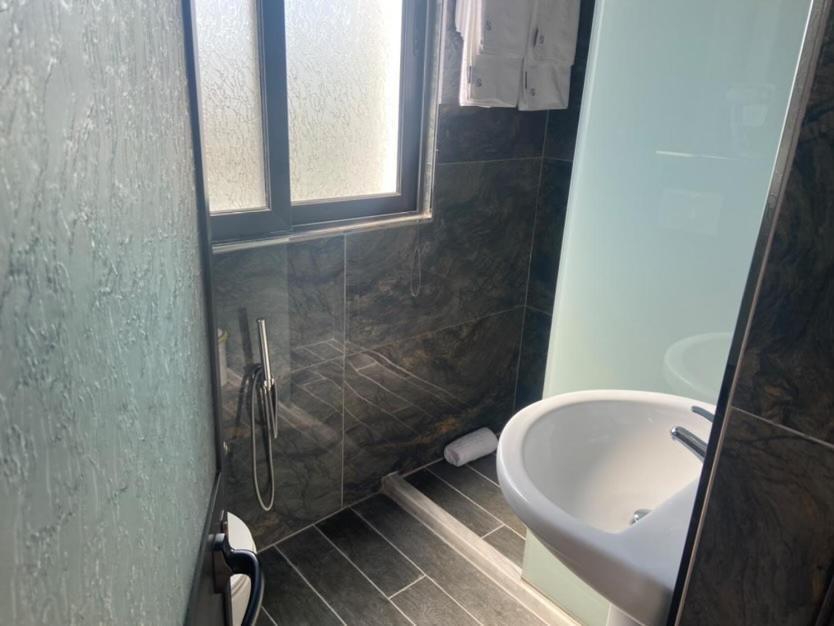 Hotel Tirona Durrës 外观 照片